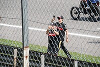 Bottas en Zhou naar hun fans langs de baan.
