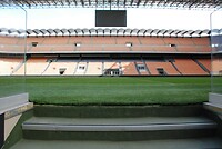 We komen het veld op.