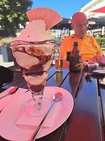 Terras met ijs en drankje