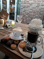 Koffie de luxe tijdens de regen