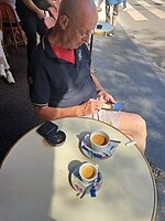 Koffie op het terras: wachten is begonnen.