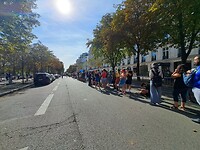 De wachtrij groeit, nog een uur te gaan tot opening hekken.