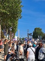 Het is gezellig druk (9.000 man) vlak voor Place de la Concorde.