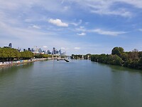 Over de Seine met de skyline van La Defence.
