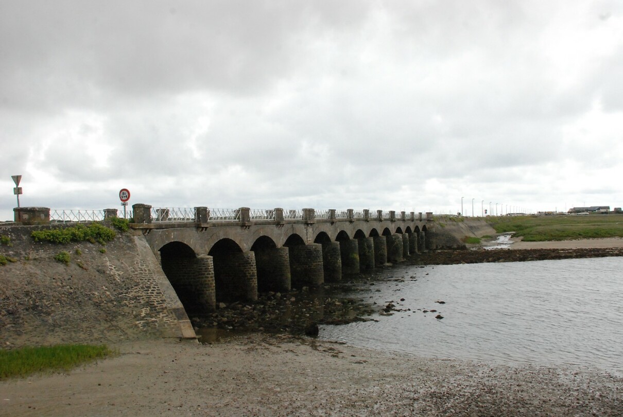 De brug  met 13 bogen richting zee