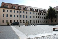 De bijbehorende gebouwen