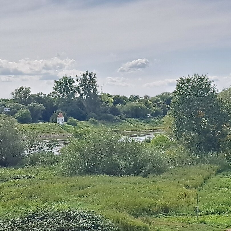 Even zoeken dan zie je onze camper ook vanaf de brug!