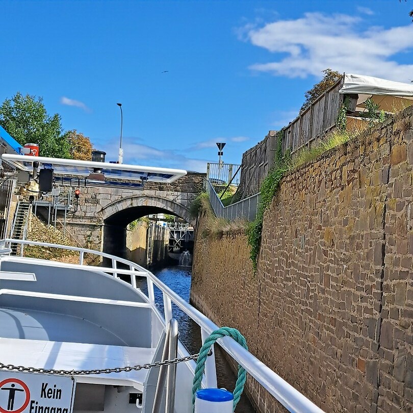 We varen de sluis in!