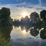 Camping met visvijver met ondergaande zon