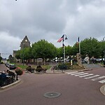 Donkere wolken boven het dorpje