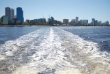 082 Skyline van Perth, vanaf Swan River