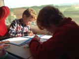 Lekker knutselen en spelletjes doen in de Thalys