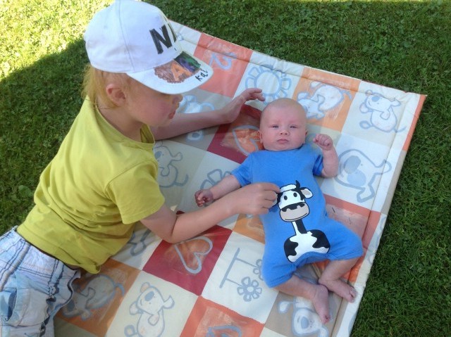 Lekker spelen met zijn 2... Wat zijn ze schattig...