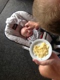 Het eerste fruithapje van Mika!