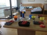 Het middageten op de kamer; een fruithapje.