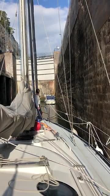 Door de eerste sluizen van Trollhattan