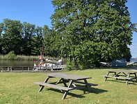 Ligplaats bij camping en haventje