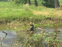 Man aan het vissen in de rivier