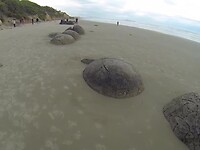 De ronde stenen op het strand van Moeraki.