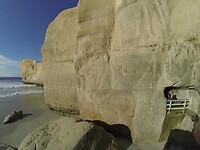 De zee en gele rotsen van Tunnel Beach (Dunedin)