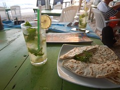 Lekkere cocktail en broodje op het strand