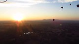 Ballonvaart tijdens zonsopkomst