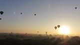 Uitzicht op de luchtballonnen vanaf een tempel bij zonsopkomst
