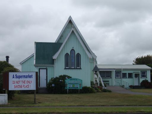 Let op het bord voor de kerk