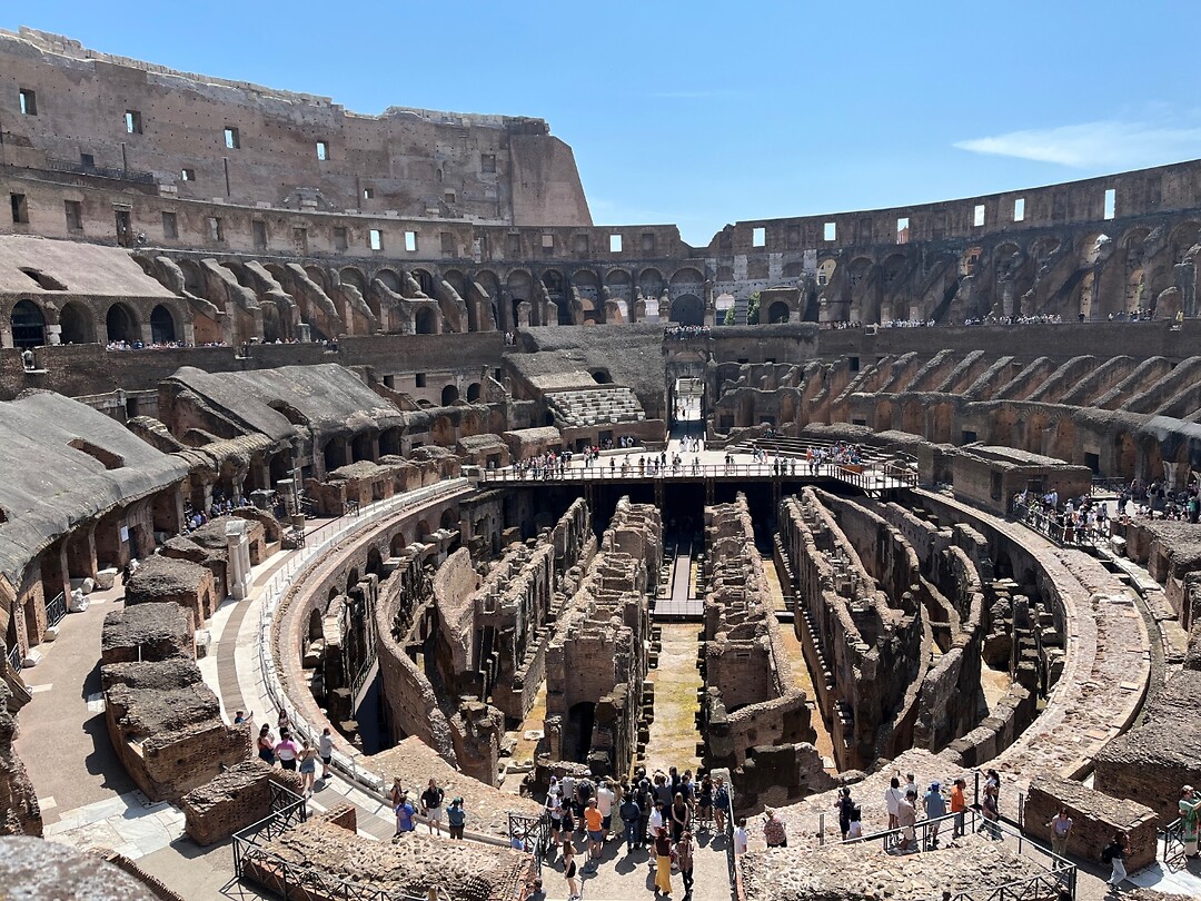 Binnenkant Colosseum, het Hypogeum waarvandaan dieren naar het podium omhoog werden gebracht.