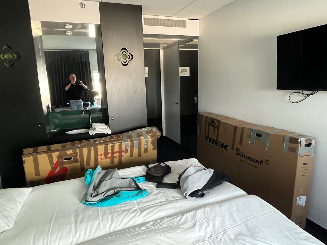 Hotelkamer met fietsdozen