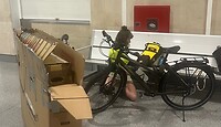 Op de knieën voor de fiets