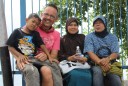 wachtende familie bij de haven op Lombok