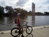 Mn Canberra Cruiser met het National Carillon op de achtergrond