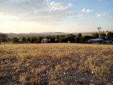 De Farmstay vanaf de velden gezien