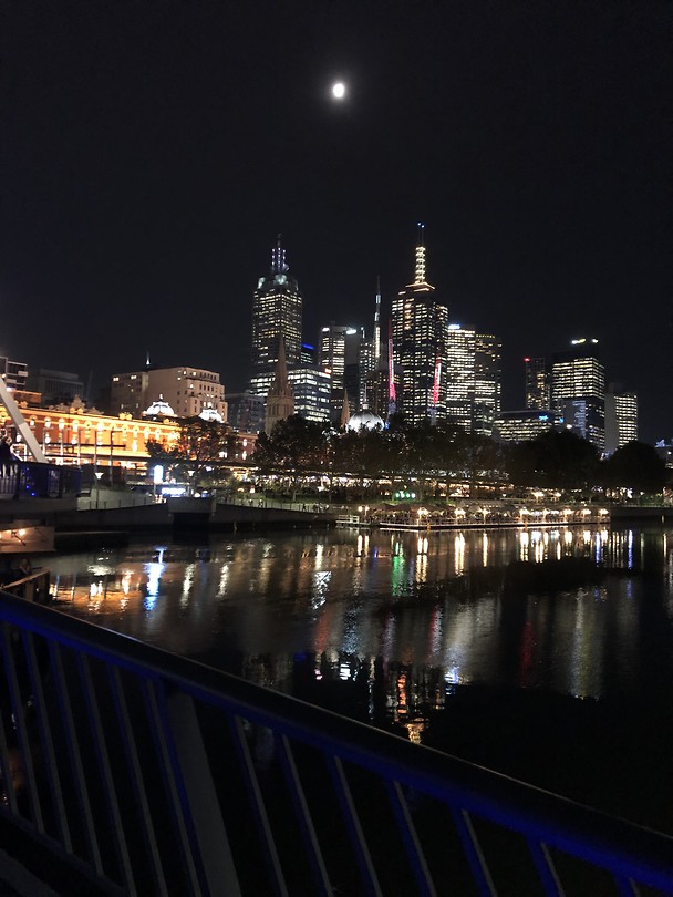 Melbourne CBD by night Foto Kelsey Boon’s reisblog