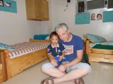 Op schoot bij daddy.