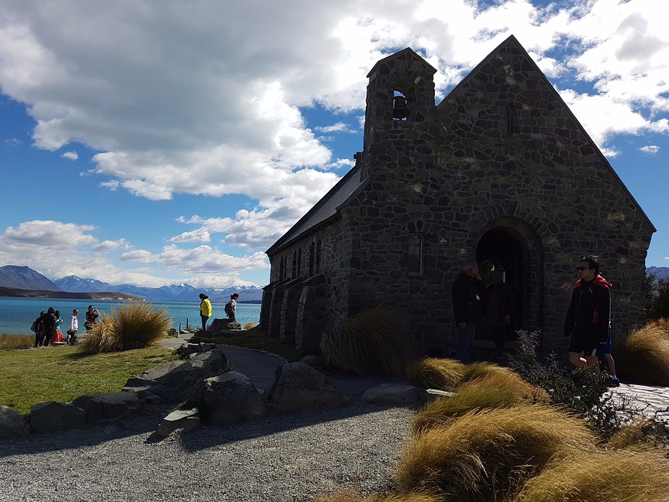 Church of the Good Shepherd met uitzicht op het meer Foto Folkert