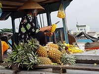 Zeer behendig snijdt ze deze ananas