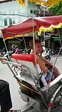 Met de riksja door de stad Hanoi