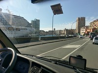 Het lijkt of vaart het cruiseschip zo een dorpje binnen