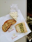 Lunchen op de franse stijl met stokbrood en smeersels