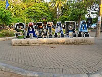 Avondwandeling in de strandplaats Samara Beach