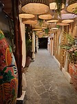 Hotel heeft ook een Indonesische uitstraling door de lampen, bamboe en doeken
