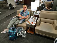 In de Air United lounge, waar je heerlijk kunt ontspannen met een buffet, hapje en drankje
