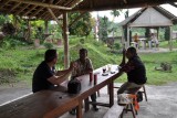Gezellig wat drinken bij de Merapi
