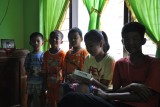 De kids bij Yanti en Faisal thuis