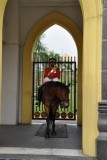 De wacht bij het paleis, op een echt paard!