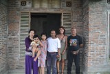 Jacq met Yanti, neefje, dochter, Faisal en Selamat