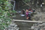Ook de was wordt in de rivier gedaan