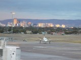 vliegveld met op achtergrond de skyline Adelaide